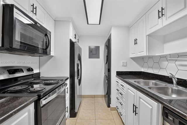 220 Lakeview Drive 210, Weston, FL 33326