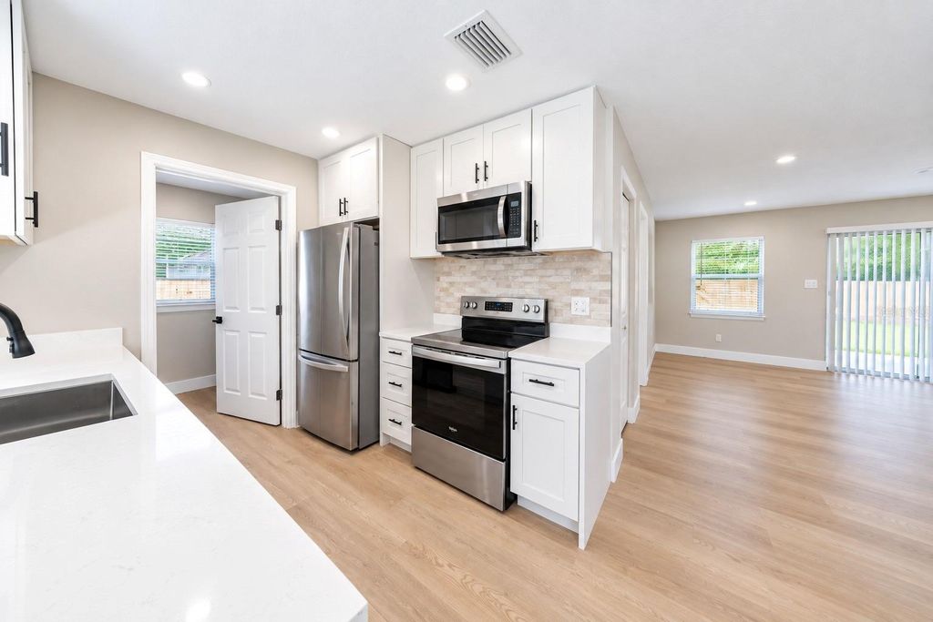 Image 8 of property listing at 4925 ELESE STREET, Orlando, FL 32811