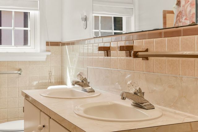 406 COLLEGE CIR, Staunton, VA 24401
