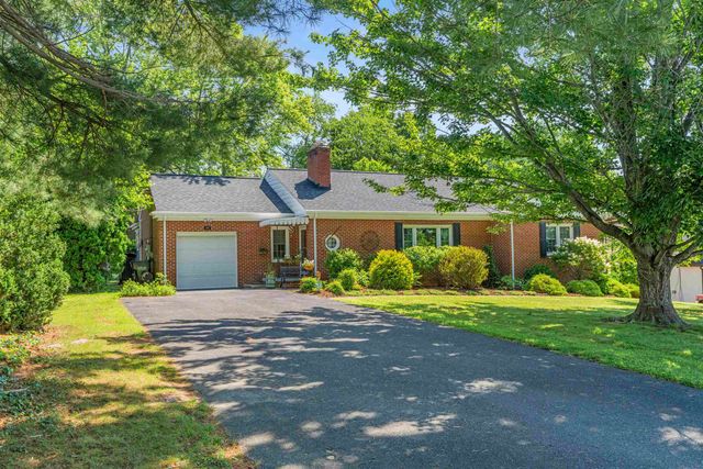 406 COLLEGE CIR, Staunton, VA 24401
