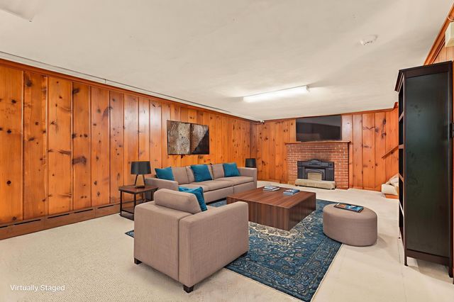 406 COLLEGE CIR, Staunton, VA 24401
