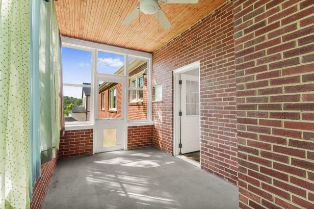 406 COLLEGE CIR, Staunton, VA 24401