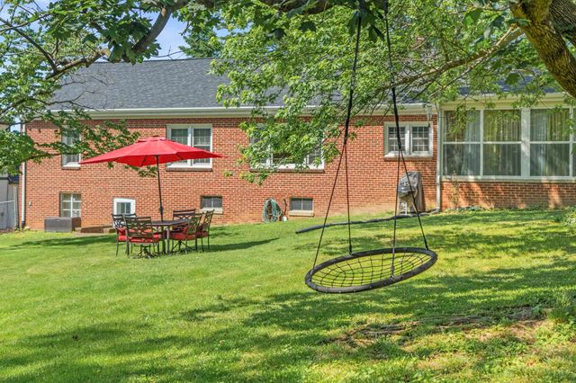 406 COLLEGE CIR, Staunton, VA 24401