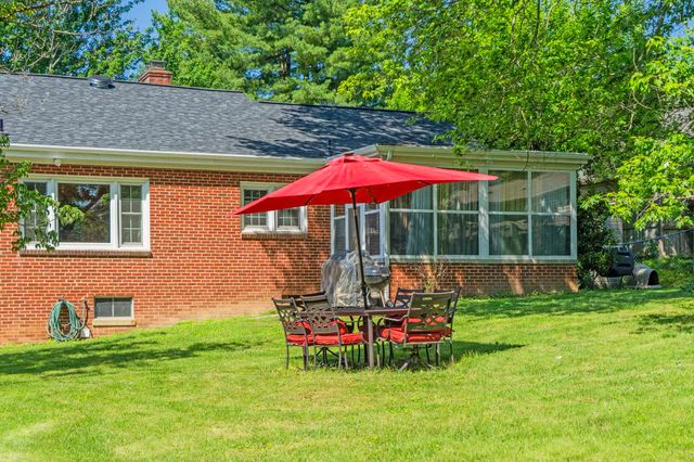 406 COLLEGE CIR, Staunton, VA 24401