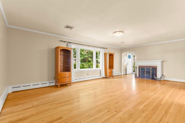406 COLLEGE CIR, Staunton, VA 24401