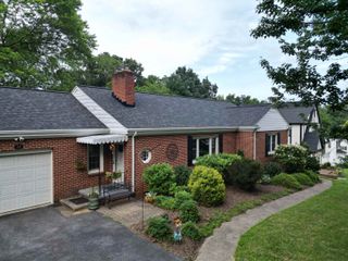 406 COLLEGE CIR, Staunton, VA 24401