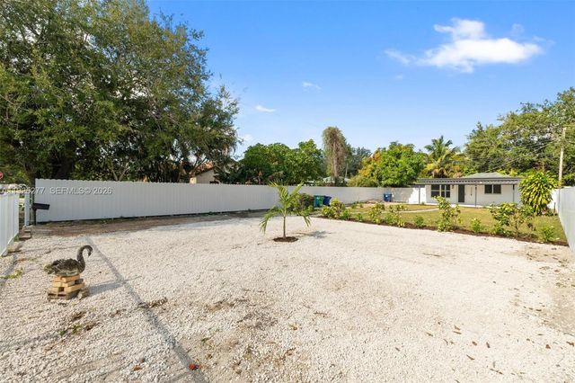 2285 NW 89th St, Miami, FL 33147