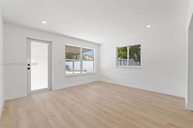 2285 NW 89th St, Miami, FL 33147