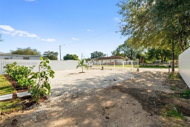 2285 NW 89th St, Miami, FL 33147