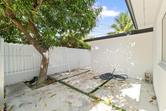 2285 NW 89th St, Miami, FL 33147