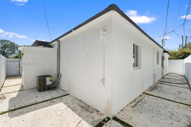 2285 NW 89th St, Miami, FL 33147
