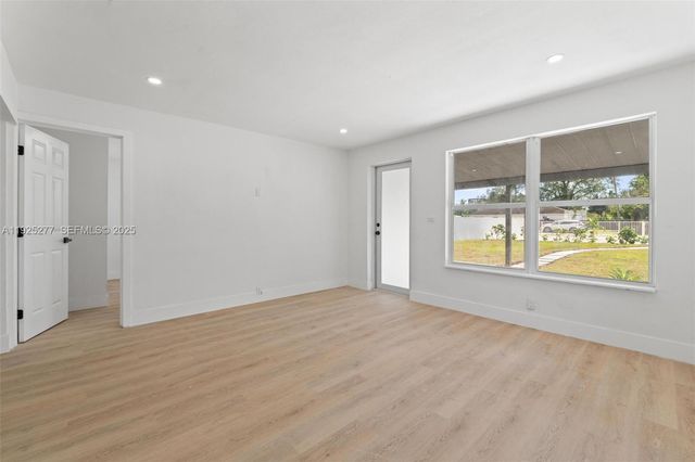 2285 NW 89th St, Miami, FL 33147