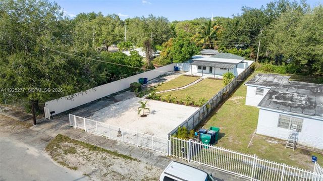 2285 NW 89th St, Miami, FL 33147