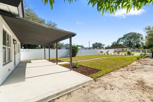 2285 NW 89th St, Miami, FL 33147