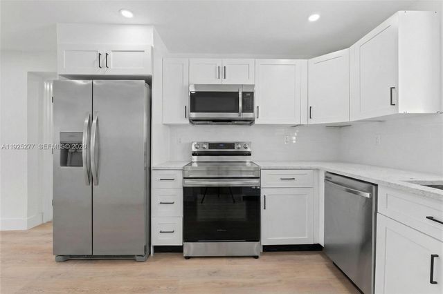 2285 NW 89th St, Miami, FL 33147