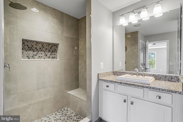 42274 HAMPTON WOODS TER, Ashburn, VA 20148