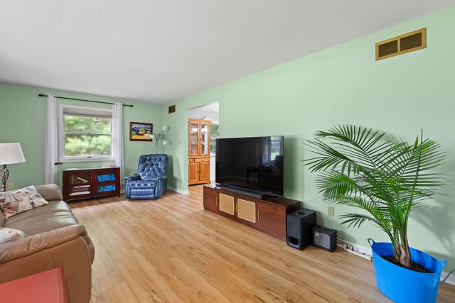 1302 N Freer Road, Chelsea, MI 48118