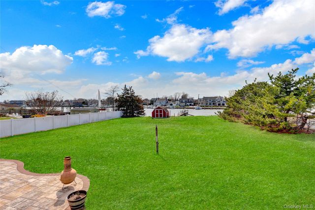 150 W Islip Road, West Islip, NY 11795