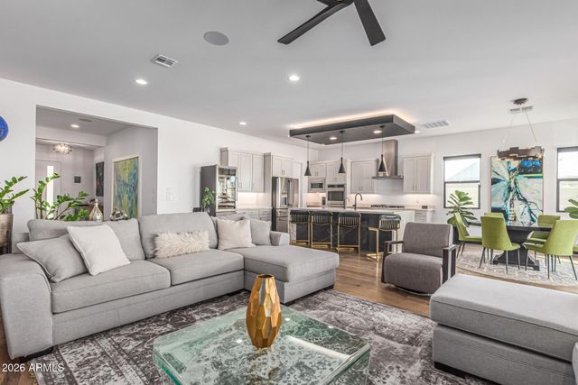 712 E Buist Avenue, Phoenix, AZ 85042