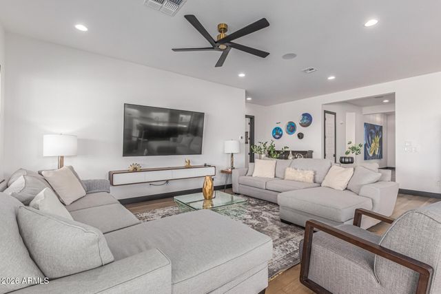 712 E Buist Avenue, Phoenix, AZ 85042