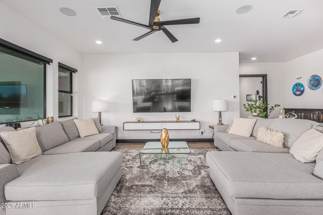 712 E Buist Avenue, Phoenix, AZ 85042
