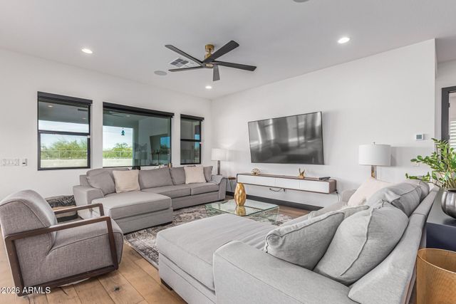 712 E Buist Avenue, Phoenix, AZ 85042