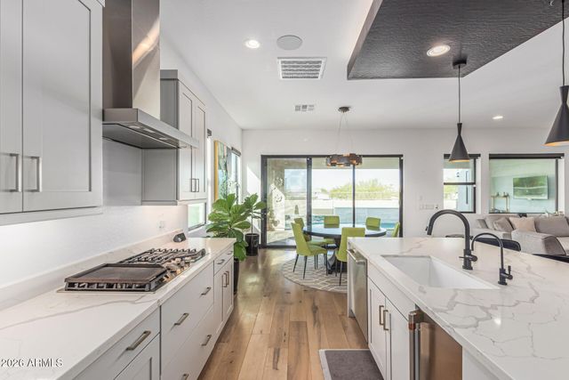 712 E Buist Avenue, Phoenix, AZ 85042