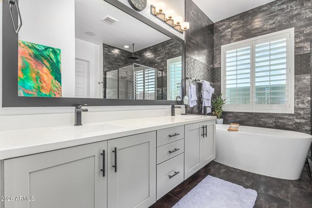 712 E Buist Avenue, Phoenix, AZ 85042