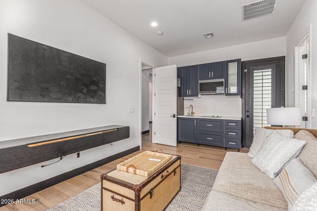 712 E Buist Avenue, Phoenix, AZ 85042