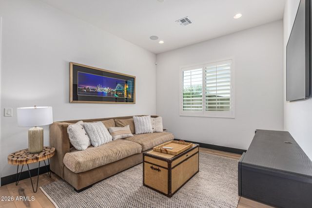712 E Buist Avenue, Phoenix, AZ 85042