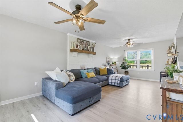 1400 Geron Ln, West Point, VA 23181