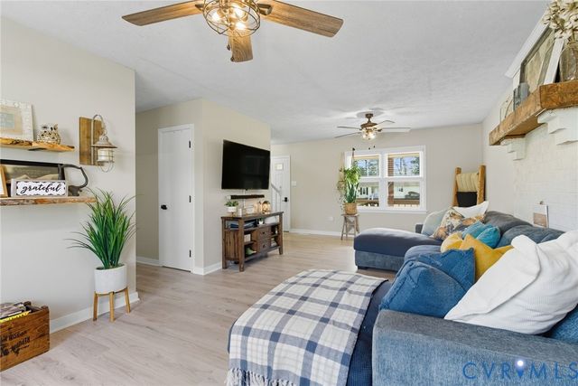 1400 Geron Ln, West Point, VA 23181