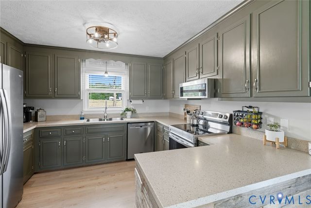 1400 Geron Ln, West Point, VA 23181