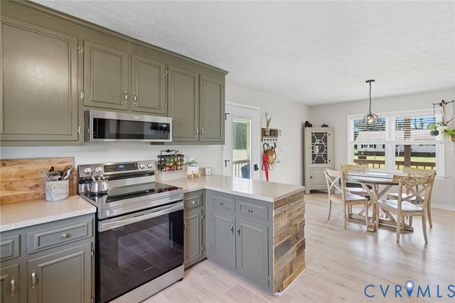 1400 Geron Ln, West Point, VA 23181