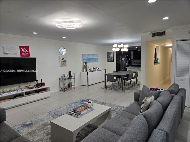 295 Jacaranda Dr 20, Plantation, FL 33324