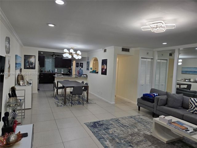 295 Jacaranda Dr 20, Plantation, FL 33324