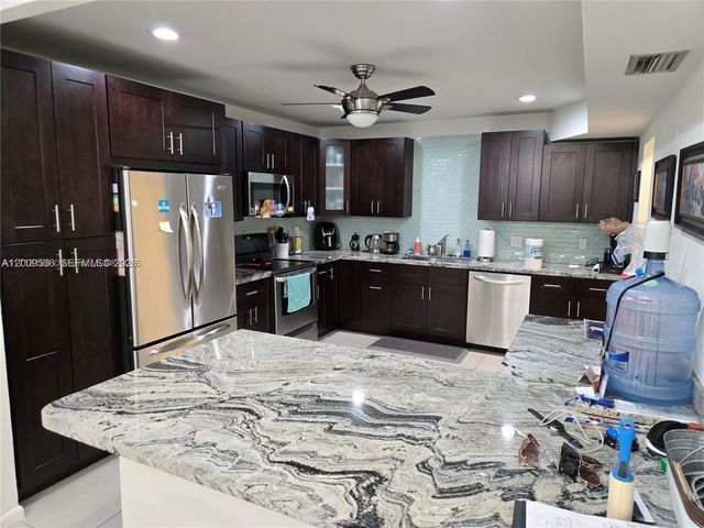 295 Jacaranda Dr 20, Plantation, FL 33324