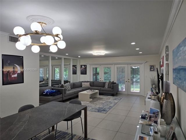 295 Jacaranda Dr 20, Plantation, FL 33324
