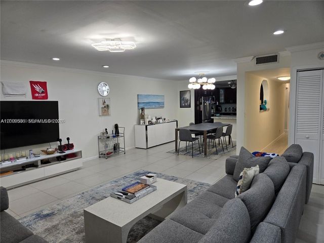 295 Jacaranda Dr 20, Plantation, FL 33324
