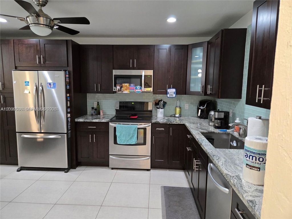 295 Jacaranda Dr 20, Plantation, FL 33324