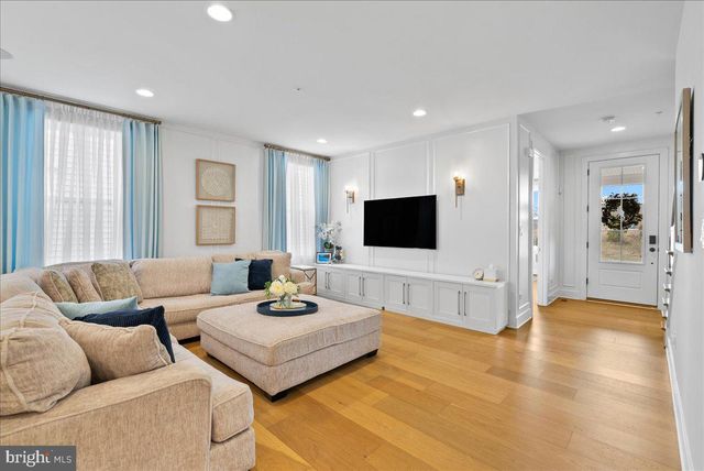 42104 CREIGHTON RD, Ashburn, VA 20148