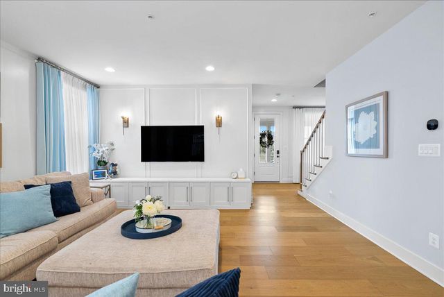 42104 CREIGHTON RD, Ashburn, VA 20148