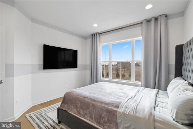 42104 CREIGHTON RD, Ashburn, VA 20148