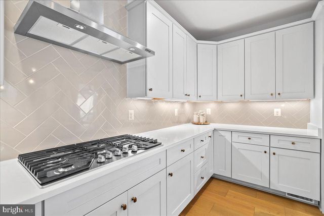 42104 CREIGHTON RD, Ashburn, VA 20148