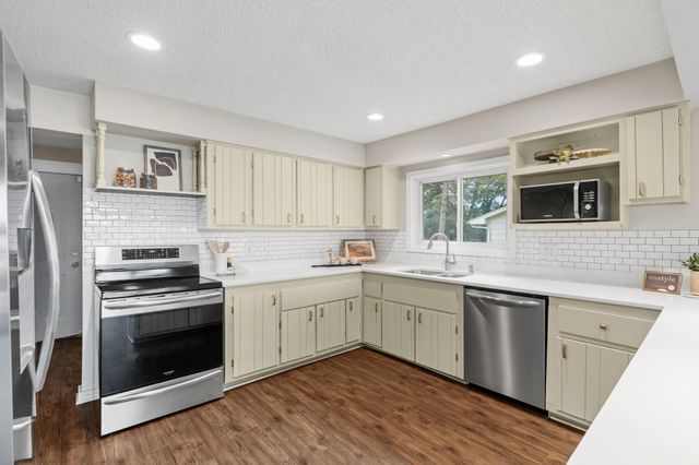 4337 Old Highway 10, Arden Hills, MN 55112