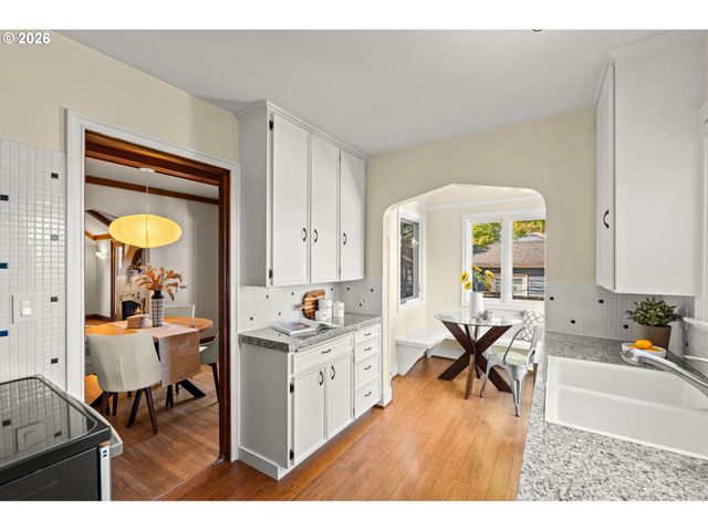 6826 Sw 10TH Ave, Portland, OR 97219