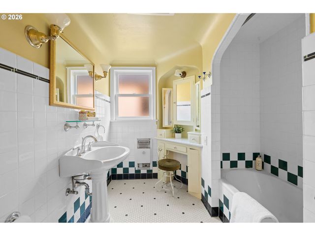 6826 Sw 10TH Ave, Portland, OR 97219