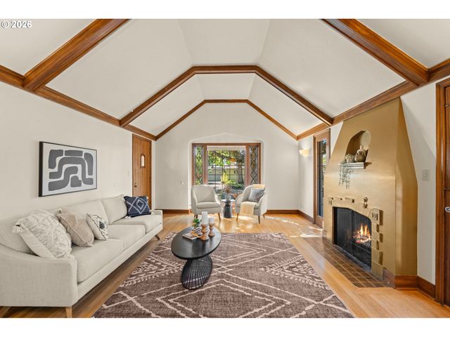 6826 Sw 10TH Ave, Portland, OR 97219