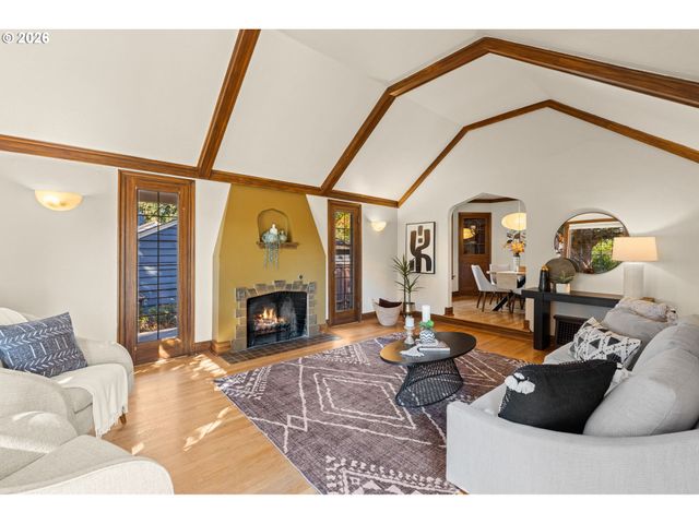 6826 Sw 10TH Ave, Portland, OR 97219