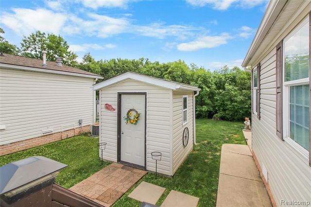 29311 Hidden River Drive, Gibraltar, MI 48173